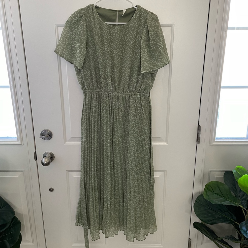 Pinkblush light olive leaf print maternity midi dress, medium